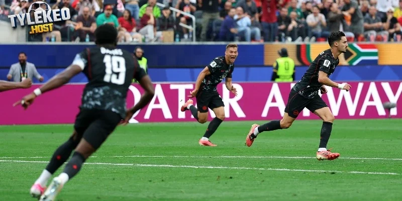Canada tiến thêm một bước trên hành trình World Cup