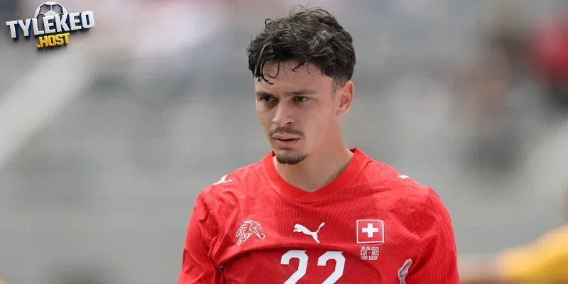 Fabian Rieder bỏ lỡ cơ hội ghi bàn giúp Thụy Sĩ có bàn thắng thứ 3