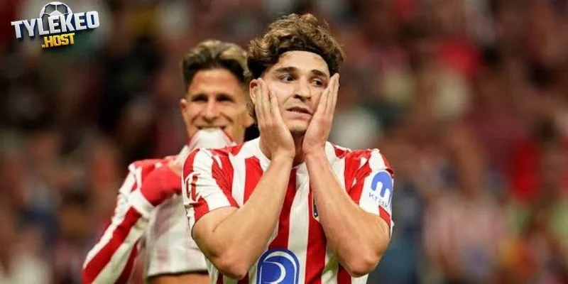 Julian Alvarez phù hợp với triết lý kiểm soát bóng hiện đại