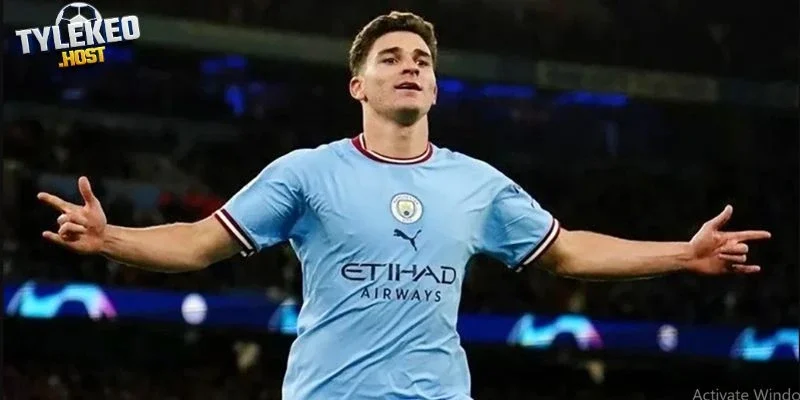 Julian Alvarez sẽ đối mặt với nhiều thử thách nếu đến Barca